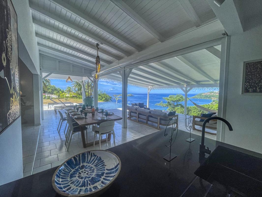 24.Location villa piscine vue mer Bouillante Guadeloupe_Cuisine vue mer